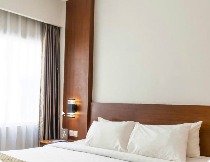 Deluxe room with wooden headboard